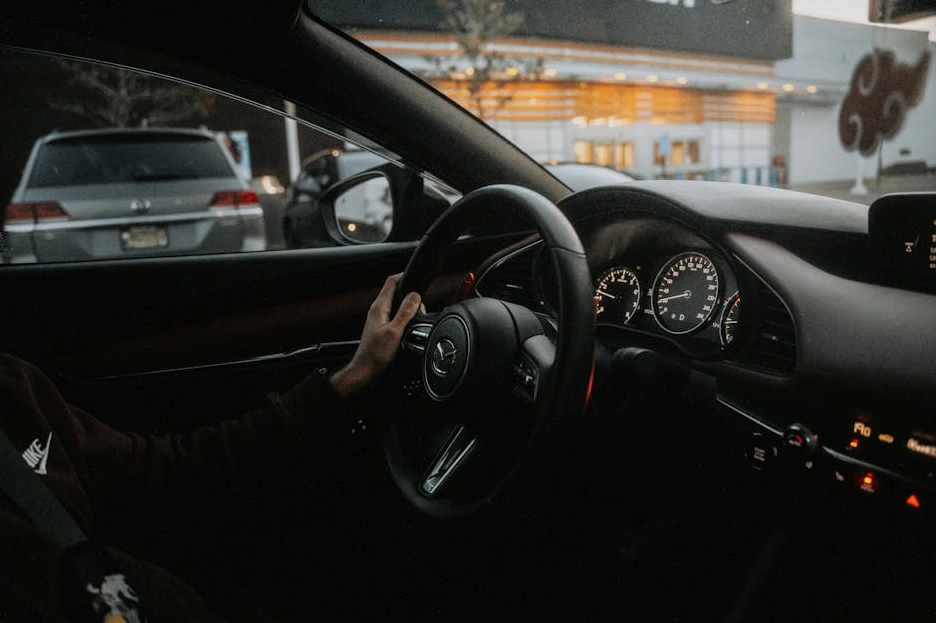 Screenshot der SecureMarkets Online Handelsplattform im Dark Mode, der Aktienkurse anzeigt.